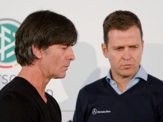 DFB-Direktor Oliver Bierhoff (r) und Bundestrainer Joachim Löw können quasi schon für die EM planen. Foto: Peter Steffen/dpa DFB-Direktor Oliver Bierhoff (r) und Bundestrainer Joachim Löw können quasi schon für die EM planen. Foto: Peter Steffen/dpa