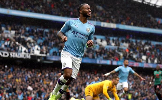 Raheem Sterling (l) von Manchester City muss in der englischen Nationalmannschaft aussetzen. Foto: Martin Rickett/PA Wire/dpa