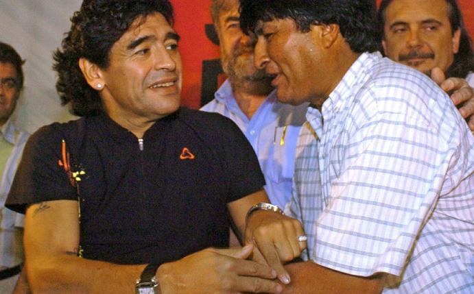 Diego Maradona (l.) outet sich als Fan von Evo Morales