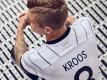 Der Name von Nationalspieler Toni Kroos ist auf dem Trikot richtig geschrieben. Foto: -/adidas/dpa