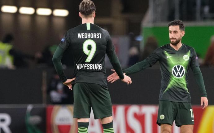 Ungewohntes Bild in dieser Saison: Yunus Malli (r) auf dem Platz im VfL-Trikot. Foto: Peter Steffen/dpa