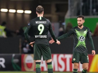 Ungewohntes Bild in dieser Saison: Yunus Malli (r) auf dem Platz im VfL-Trikot. Foto: Peter Steffen/dpa Ungewohntes Bild in dieser Saison: Yunus Malli (r) auf dem Platz im VfL-Trikot. Foto: Peter Steffen/dpa
