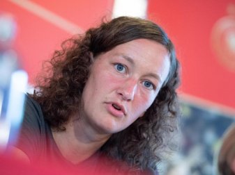 Hinterfragt den Begriff «Männerfußball»: Nationaltorhüterin Almuth Schult. Foto: Sebastian Gollnow/dpa Hinterfragt den Begriff «Männerfußball»: Nationaltorhüterin Almuth Schult. Foto: Sebastian Gollnow/dpa