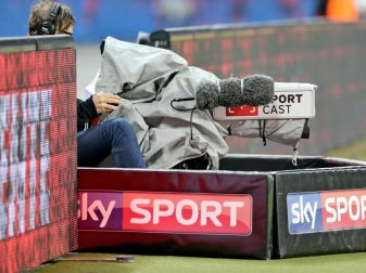 Ein Kameramann von Sky Sport filmt ein Spiel. Foto: Jan Woitas/zb/dpa Ein Kameramann von Sky Sport filmt ein Spiel. Foto: Jan Woitas/zb/dpa
