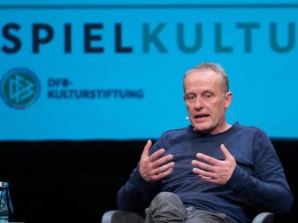 Trainer Christian Streich vom SC Freiburg beim Bühnengespräch der DFB-Kulturstiftung. Foto: Patrick Seeger/dpa