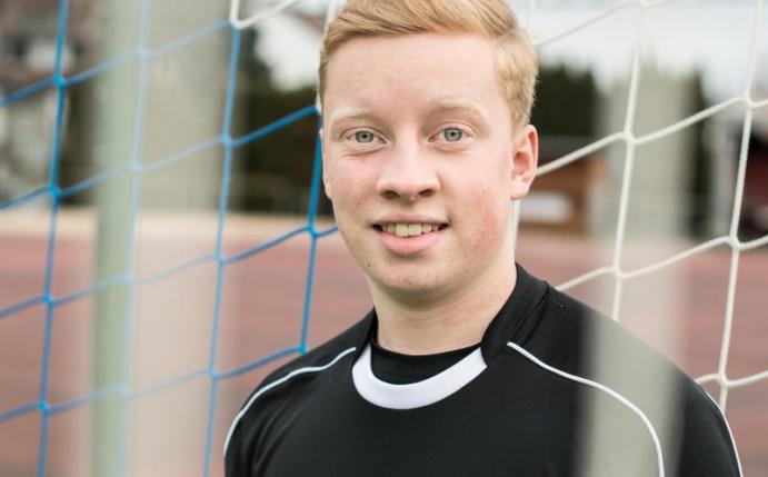 Schiedsrichter Simon Henninger pfeift in der siebten Liga: Für 30 Euro pro Partie, plus Fahrtgeld. Foto: Fabian Sommer/dpa