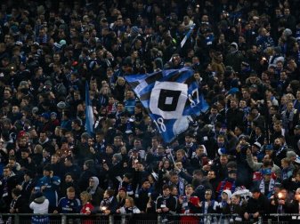 Der Hamburger SV will kontrolliert Pyrotechnik abbrennen lassen. Foto: Christian Charisius/dpa