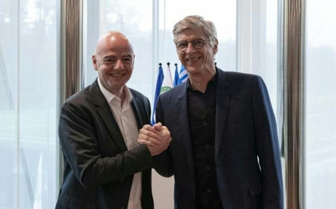 FIFA-Boss Gianni Infantino begrüßt Arsene Wenger