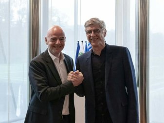FIFA-Boss Gianni Infantino begrüßt Arsene Wenger FIFA-Boss Gianni Infantino begrüßt Arsene Wenger