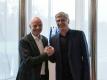 FIFA-Boss Gianni Infantino begrüßt Arsene Wenger