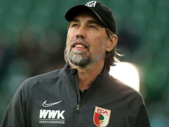 Trainer Martin Schmidt sah ein 4:1 seiner Augsburger Trainer Martin Schmidt sah ein 4:1 seiner Augsburger