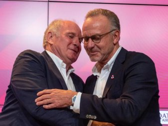 Karl-Heinz Rummenigge (r) hat die Ausnahmestellung von Uli Hoeneß für den FC Bayern München hervorgehoben. Foto: Peter Kneffel/dpa Karl-Heinz Rummenigge (r) hat die Ausnahmestellung von Uli Hoeneß für den FC Bayern München hervorgehoben. Foto: Peter Kneffel/dpa