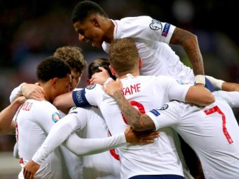 Die Engländer feiern das Tor zum 1:0 gegen Montenegro. Foto: Nick Potts/PA Wire/dpa Die Engländer feiern das Tor zum 1:0 gegen Montenegro. Foto: Nick Potts/PA Wire/dpa