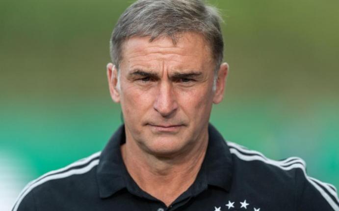 Stefan Kuntz bemängelt zu wenig Einsatzzeit seiner Jung-Profis in ihren Clubs. Foto: Robert Michael/zb/dpa
