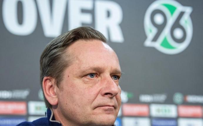 Horst Heldt löste den Vertrag mit Hannover 96 auf. Foto: Christophe Gateau/dpa