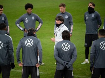 Bundestrainer Joachim Löw richtet sich beim Abschlusstraining mit einer Ansprache an die Nationalmannschaft. Foto: Federico Gambarini/dpa Bundestrainer Joachim Löw richtet sich beim Abschlusstraining mit einer Ansprache an die Nationalmannschaft. Foto: Federico Gambarini/dpa