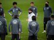 Bundestrainer Joachim Löw richtet sich beim Abschlusstraining mit einer Ansprache an die Nationalmannschaft. Foto: Federico Gambarini/dpa