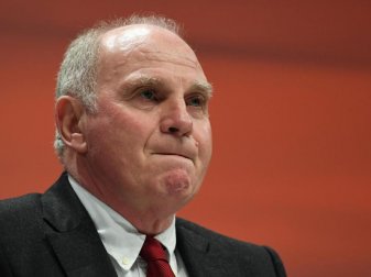 Sichtlich gerührt reagiert Uli Hoeneß auf seine Begrüßung bei der Jahreshauptversammlung des FC Bayern München. Foto: Sven Hoppe/dpa Sichtlich gerührt reagiert Uli Hoeneß auf seine Begrüßung bei der Jahreshauptversammlung des FC Bayern München. Foto: Sven Hoppe/dpa