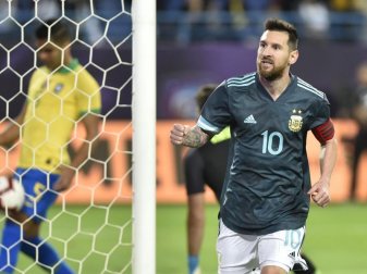 Lionel Messi feiert seinen Treffer zum 1:ß für Argentinien im Testspiel gegen Brasilien. Foto: AP/dpa Lionel Messi feiert seinen Treffer zum 1:ß für Argentinien im Testspiel gegen Brasilien. Foto: AP/dpa
