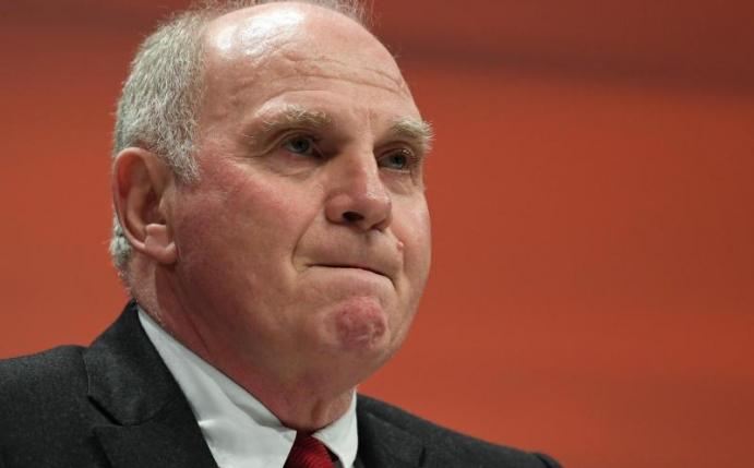 Sichtlich gerührt reagiert Uli Hoeneß auf seine Begrüßung bei der Jahreshauptversammlung des FC Bayern München. Foto: Sven Hoppe/dpa