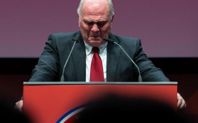 Bei seiner Rede ringt Uli Hoeneß um Fassung. Foto: Sven Hoppe/dpa