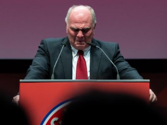 Bei seiner Rede ringt Uli Hoeneß um Fassung. Foto: Sven Hoppe/dpa Bei seiner Rede ringt Uli Hoeneß um Fassung. Foto: Sven Hoppe/dpa
