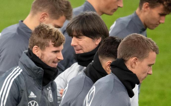 Wollen einen Showdown gegen Nordirland unbedingt verhindern: Bundestrainer Joachim Löw und seine Nationalspieler. Foto: Federico Gambarini/dpa