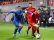 Der Waliser Gareth Bale (r) setzt sich mit dem Ball gegen Gara Garayev aus Aserbaidschan durch. Foto: Bradley Collyer/PA Wire/dpa