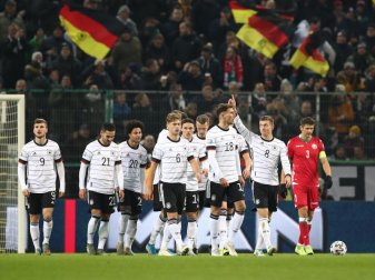 Torschütze Toni Kroos (M/8) feiert mit seinen Teamkollegen das 3:0 gegen Weißrussland. Foto: Christian Charisius/dpa Torschütze Toni Kroos (M/8) feiert mit seinen Teamkollegen das 3:0 gegen Weißrussland. Foto: Christian Charisius/dpa