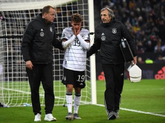 Luca Waldschmidt (M) wird nach einem Zusammenstoss mit Weißrusslands Torwart Gutor verletzt vom Platz geführt. Foto: Federico Gambarini/dpa