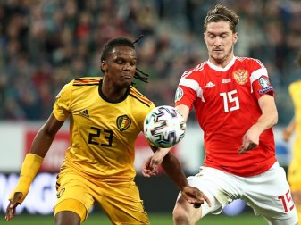 Der Belgier Dedryck Boyata (l) spielte nach der Pause zunächst mit dem falschen Trikot. Foto: Peter Kovalev/TASS/dpa Der Belgier Dedryck Boyata (l) spielte nach der Pause zunächst mit dem falschen Trikot. Foto: Peter Kovalev/TASS/dpa