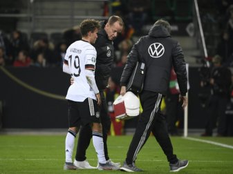 Waldschmidt (l.) musste verletzt ausgewechselt werden Waldschmidt (l.) musste verletzt ausgewechselt werden