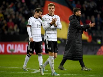 Toni Kroos (M) ist der Stabilisator im DFB-Mittelfeld. Foto: Federico Gambarini/dpa Toni Kroos (M) ist der Stabilisator im DFB-Mittelfeld. Foto: Federico Gambarini/dpa