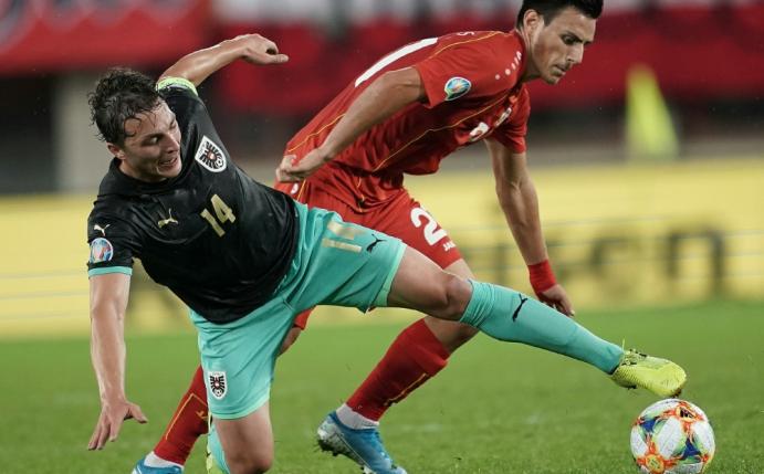 Julian Baumgartlinger (v.) im Duell gegen Nordmazedonien