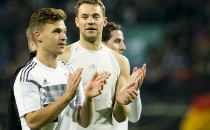 Kimmich (l.) freut sich über die besondere Unterstützung