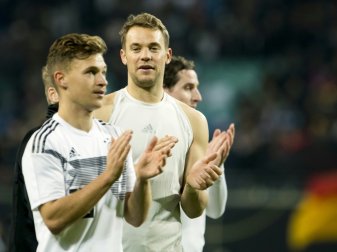 Kimmich (l.) freut sich über die besondere Unterstützung Kimmich (l.) freut sich über die besondere Unterstützung