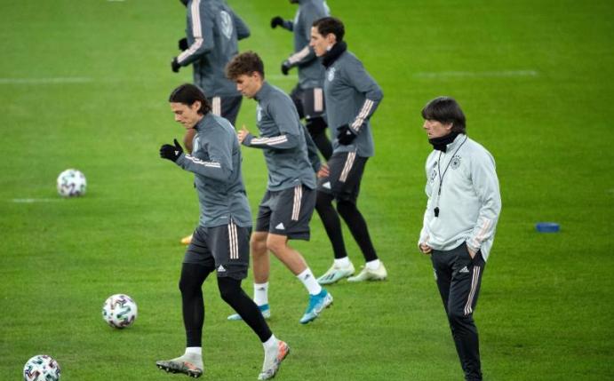 Joachim Löw (r) bereitet das DFB-Team auf das Spiel gegen Nordirland vor. Foto: Federico Gambarini/dpa