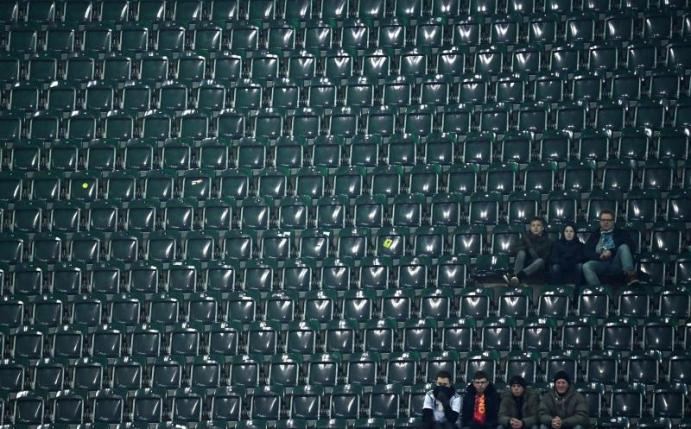 In Mönchengladbach beim Spiel der DFB-Elf gegen Weißrussland blieben etliche Tribünen weitgehend unbesetzt. Foto: Federico Gambarini/dpa