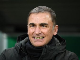 Momentan gibt es für U21-Coach Stefan Kuntz wenig zu besprechen mit Bundestrainer Joachim Löw. Foto: Patrick Seeger/dpa