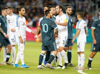 Argentiniens Superstar Lionel Messi (M) diskutiert mit Uruguays Diego Godin. Foto: Ariel Schalit/AP/dpa Argentiniens Superstar Lionel Messi (M) diskutiert mit Uruguays Diego Godin. Foto: Ariel Schalit/AP/dpa