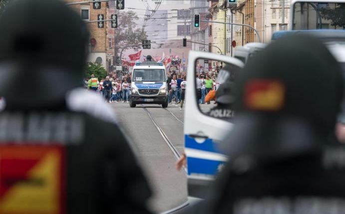 Für die Partie Stuttgart gegen Karlsruhe werden nur etwa 400 bis 600 Beamte eingesetzt. Foto: Sebastian Gollnow/dpa