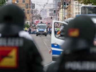 Für die Partie Stuttgart gegen Karlsruhe werden nur etwa 400 bis 600 Beamte eingesetzt. Foto: Sebastian Gollnow/dpa Für die Partie Stuttgart gegen Karlsruhe werden nur etwa 400 bis 600 Beamte eingesetzt. Foto: Sebastian Gollnow/dpa