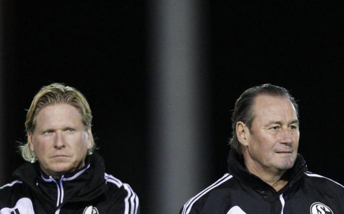 Huub Stevens (r) hat Zweifel an der Eignung von Markus Gisdol als Trainer beim FC Köln. Foto: Guillaume Horcajuelo/epa/dpa