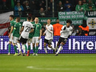 Steuerte drei Tore zum DFB-Sieg gegen Nordirland bei: Bayern-Profi Serge Gnabry (r). Foto: Christian Charisius/dpa Steuerte drei Tore zum DFB-Sieg gegen Nordirland bei: Bayern-Profi Serge Gnabry (r). Foto: Christian Charisius/dpa