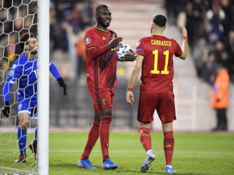 Christian Benteke (M) und Yannick Carrasco feierten mit Belgien einen klaren Sieg gegen Zypern. Foto: Yorick Jansens/BELGA/dpa Christian Benteke (M) und Yannick Carrasco feierten mit Belgien einen klaren Sieg gegen Zypern. Foto: Yorick Jansens/BELGA/dpa