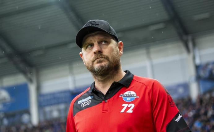 Kritisiert die Preise der Tickets für einen Stadionbesuch: Paderborns Trainer Steffen Baumgart. Foto: David Inderlied/dpa