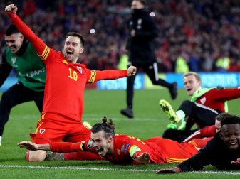 Bei den Madrilenen unten durch: Gareth Bale (M) jubelt mit seinem walisischen Mitspieler Aaron Ramsey (l). Foto: Nick Potts/PA Wire/dpa Bei den Madrilenen unten durch: Gareth Bale (M) jubelt mit seinem walisischen Mitspieler Aaron Ramsey (l). Foto: Nick Potts/PA Wire/dpa