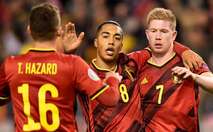 Kevin De Bruyne (r.) kritisiert den Modus der EM-Quali