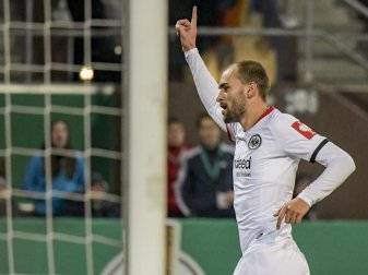 Möchte auch im Duell mit seinem Ex-Club jubeln: Eintracht-Torjäger Bas Dost. Foto: Axel Heimken/dpa