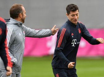 Hansi Flick (l.) mit Robert Lewandowski Hansi Flick (l.) mit Robert Lewandowski